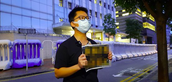 港媒:一男子在商场唱“港独”歌曲并高喊口号,港警举紫旗后将其拘捕