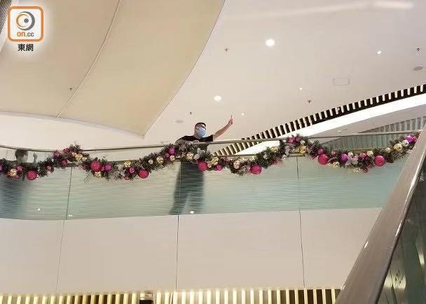 港媒:一男子在商场唱“港独”歌曲并高喊口号,港警举紫旗后将其拘捕